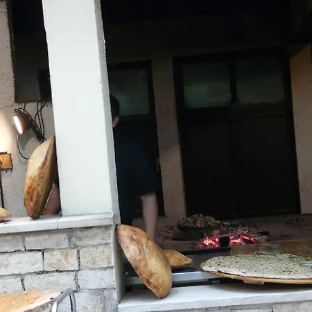 In Mit Grossem Grill Duće